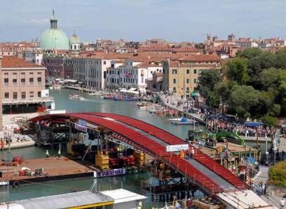 Arco central del puente de Calatrava en Venecia