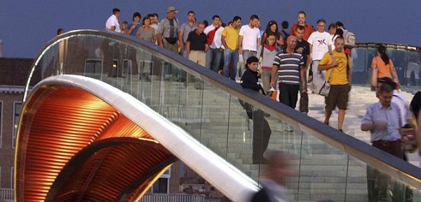 Visitantes sobre el Puente