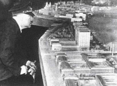 Hitler observa su proyecto para Linz