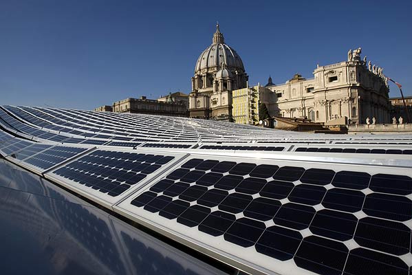 Paneles solares cerca de la Basilica de San Pedro del Vaticano