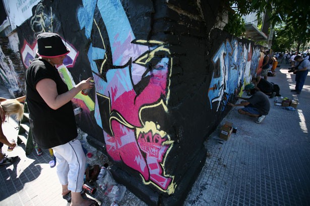 Coloridos murales en la esquina de Brasil y Paseo Colón (Buenos Aires)
