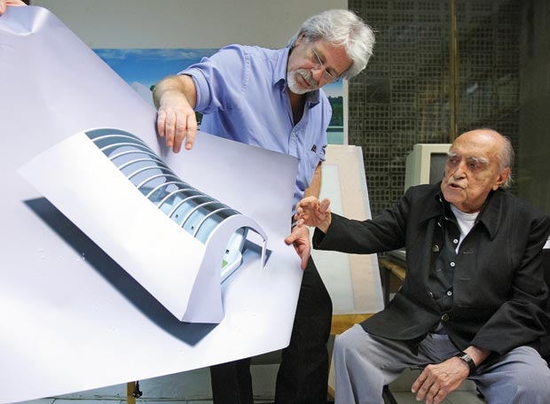 El Maestro Niemeyer (sentado) en su estudio de Rio de Janeiro