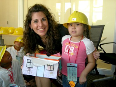 Ileana Schinder junto a Libby, una de las niñas participantes