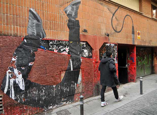 Posgrafitti realizado en Madrid por la pareja artistica Trabajos en la Calle.