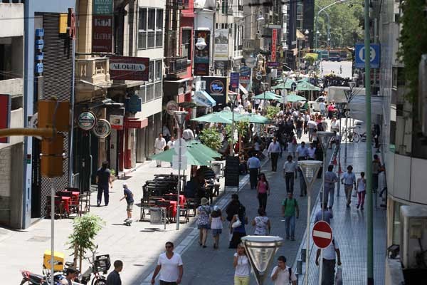 reconquista_950108 La calle Reconquista, entre Córdoba y Plaza San Martin
