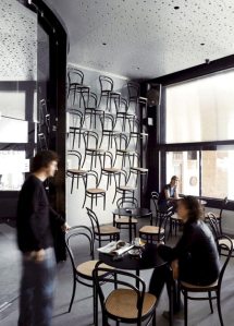 Local decorado con sillas modelo 214