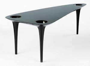 El australiano Marc Newson diseñó la mesa "Black Hole" 