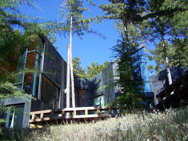 La Casa Levene se esconde entre los pinos de las faldas del Monte Abantos. | J. F. L.