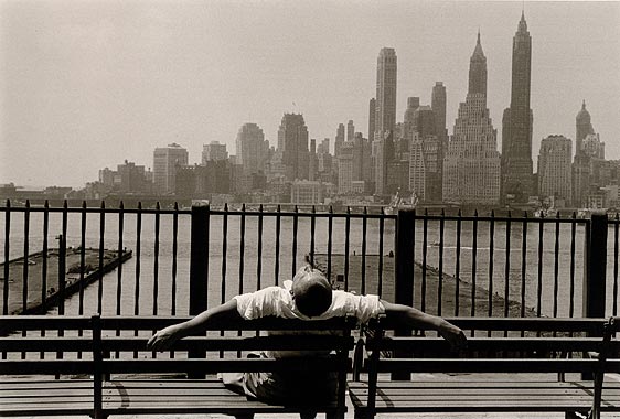 Manhattan desde el Paseo, Brooklyn, Nueva York'. 1954. Louis Stettner