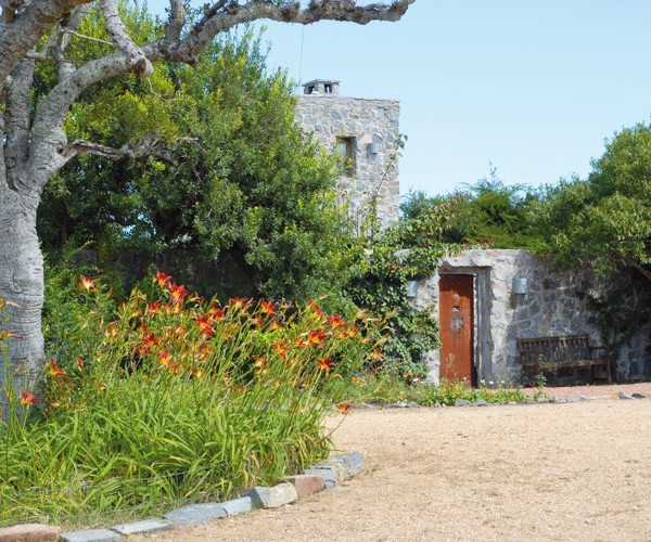 chacrafrentemar_919816 Los muros que se pierden en el monte más la puerta de la antigua cárcel de Montevideo