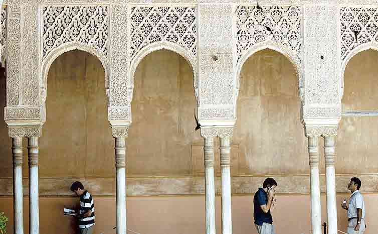 La Alhambra muestra en sus paredes más de 10.000 inscripciones en árabe.