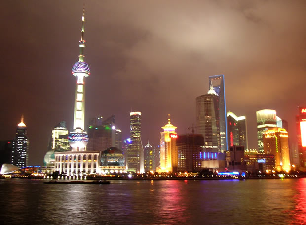 Vista nocturna de Pudong, el distrito financiero de Shanghai, desde el paseo de el Bund