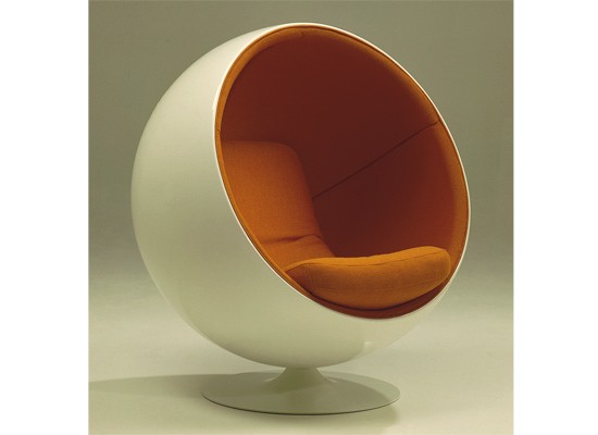 La Silla Ball fue una de los primeros muebles en utilizar la fibra de vidrio como material principal