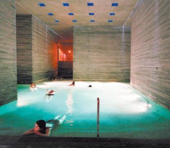 Gneis. Los baños termales se construyeron con una piedra similar a la mica, cortada en bandas.    