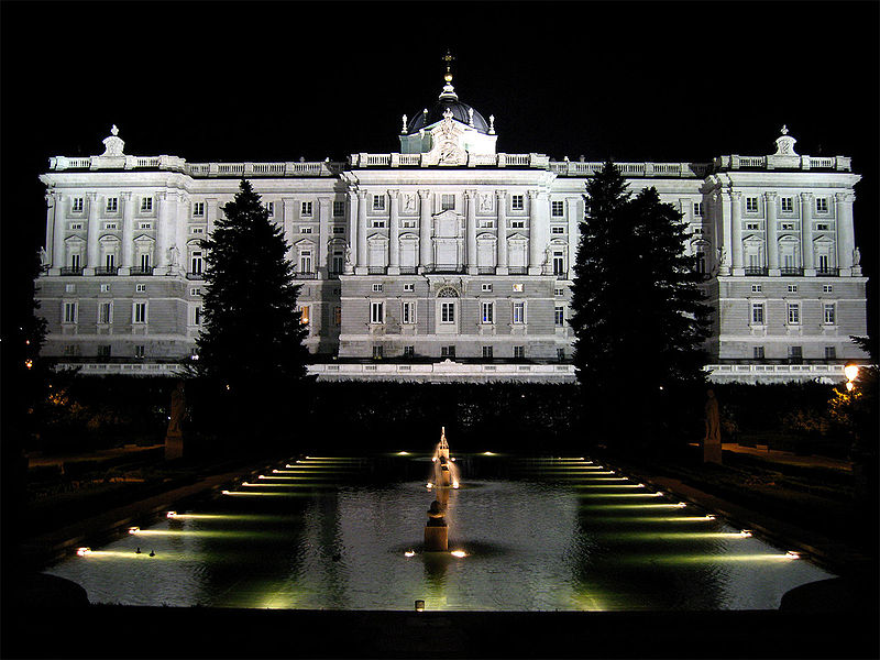 Vista nocturna de los Jardines de Sabatini, junto a la fachada norte del Palacio Real (al fondo) de Madrid (España).