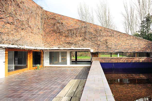 Casa_Huarte_1242918969_extras_albumes_0 La casa Huarte fue levantada en Madrid entre 1965 y 1967. José Antonio Corrales y Ramón Vázquez Molezún