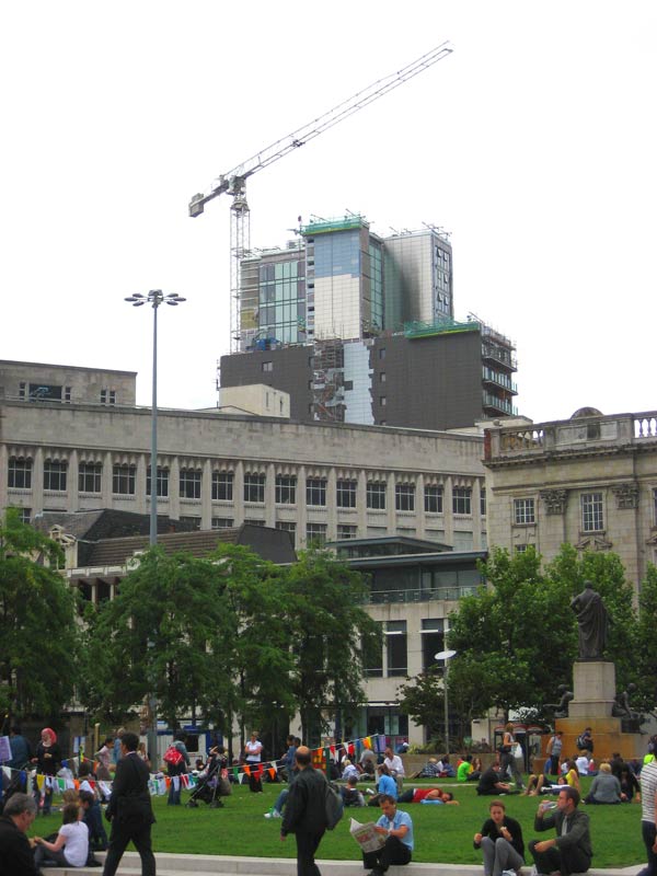Plaza del centro de Manchester, con una grúa al fondo. | M. M.