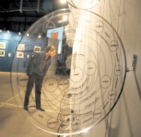 El público recorre las obras que se presentan en Fase 1, hasta hoy