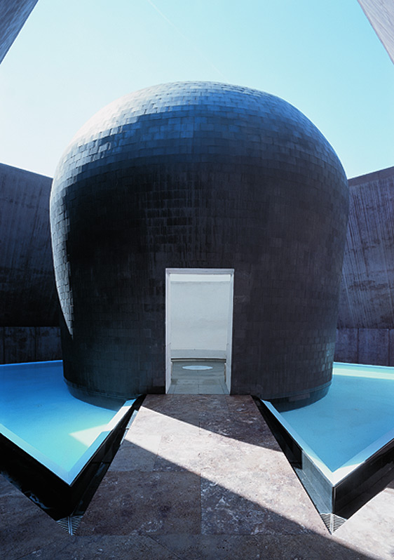 Una vez dentro de la pirámide, se encuentra una 'stupa' (una especie de monumento funerario budista con cúpula redonda)