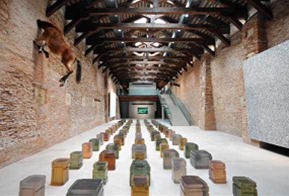 En la 53° Bienal de Venecia el Centro de Arte Contemporáneo de la Fundación Pinault revivió polémicas.