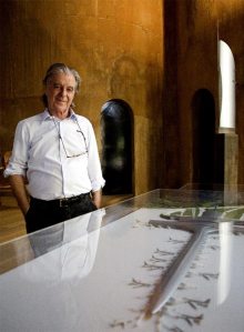 Ricardo Bofill, ayer, ante las maquetas de la T-1 