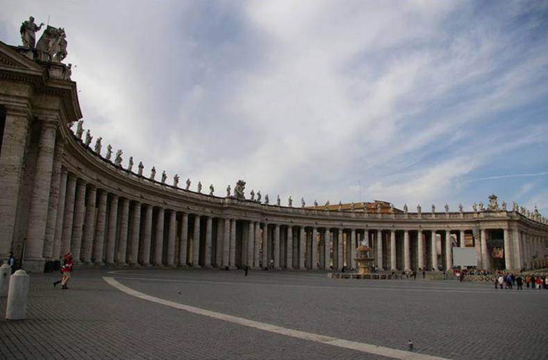 LA ENTRADA A SAN PEDRO. Bernini diseñó el pórtico con la idea de "modelar toda la ciudad de Roma con sus manos, como si fuese una inmensa escultura".