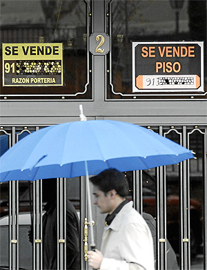 Carteles de dos pisos en venta en un mismo bloque de viviendas | Bernardo Díaz