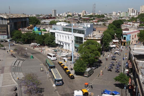 Sede de la Fundación PROA:  La fachada de la casa principal conservaba sus ornamentos originales, y fue restaurada por un equipo de especialistas . Foto:Andrea Knight