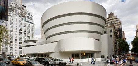 La sede madre fue diseñada por Frank Lloyd Wright en 1943 pero se construyó recién en 1959. 