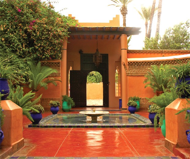 El agua acompaña a la composición en fuentes que marcan el ritmo con su lento discurrir. 