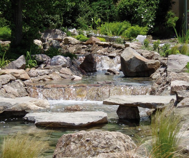 El requerimiento para esta casa fue crear un jardín de agua. Por temas ecológicos, el agua de este arroyo cuentan con un sistema de retorno permanente.
