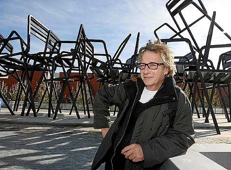 El artista valenciano Javier Mariscal, junto a su obras creada para un hospital de Valladolid. | JM Lostau