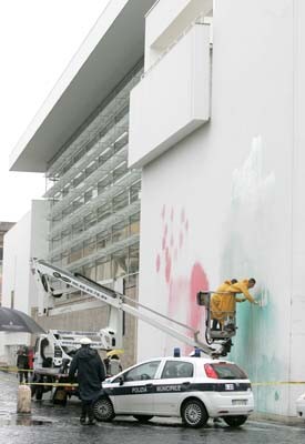 Museo en Roma, de Richard Meier, manchado con los colored de la bandera italiana . Foto:AP