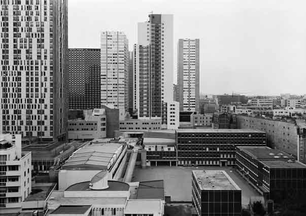 Panorama 1, Paris, Beaugrenelle, 1979 de Thomas Struth, Impresión en Gelatina de Plata. 40,3 X 57,7 cm