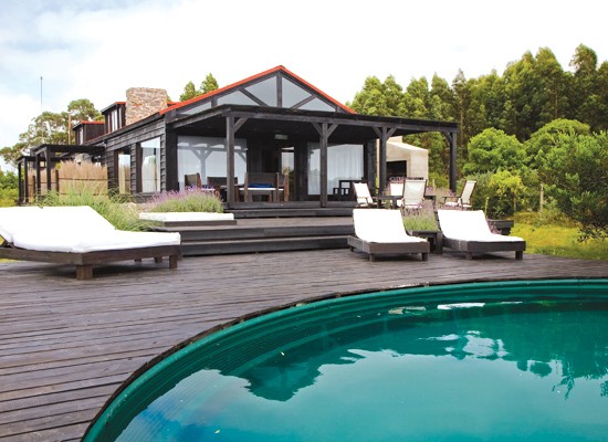 La pileta está rodeada por un gran deck, donde es frecuente que los huéspedes se sienten a desayunar.