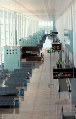 Interior de la nueva terminal del aeropuerto de Barcelona 