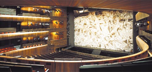 TelonDigital_Noruegaarq3 Telón digital, de la artista Pae White, con imágenes de papel de aluminio que reflejan el auditorio.