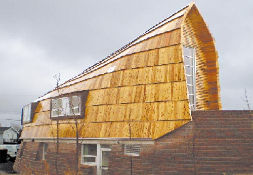 canada_centroSalud_arq2 Manto. La cubierta de madera de pícea cae como una capa sobre el basamento.