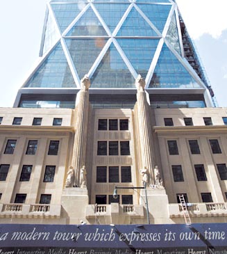 Convivencia:  La típica grilla de triángulos de Foster, emerge del Edificio histórico de la Corporación Hearst.