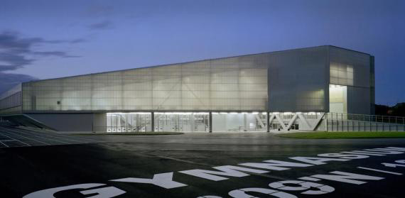 Vista lateral del Gymnasium al anochecer