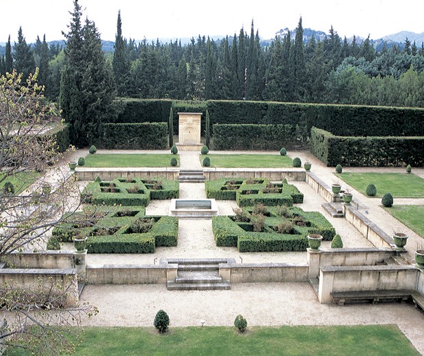 Frente a la casa, un jardín formal ligado a la arquitectura renacentista