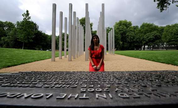 Saba Mozakka, de 28 años, visita el monumento a las víctimas de los atentados de Londres, donde perdió a su madre. (Imagen: Andy Rain / EFE)