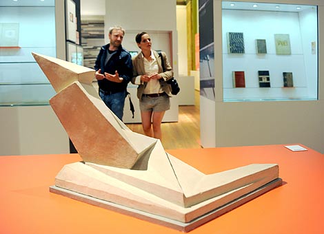 Una pareja pasea por la exposición en el museo Martin Gropius. | Efe