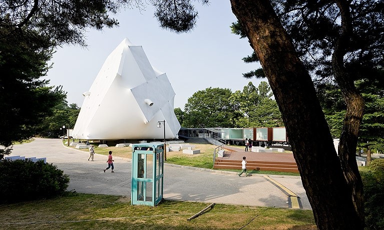 Prada Transformer, el edificio desarmable de Rem Koolhaas . Foto:OMA