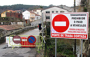 El puente se encuentra cerrado al tráfico