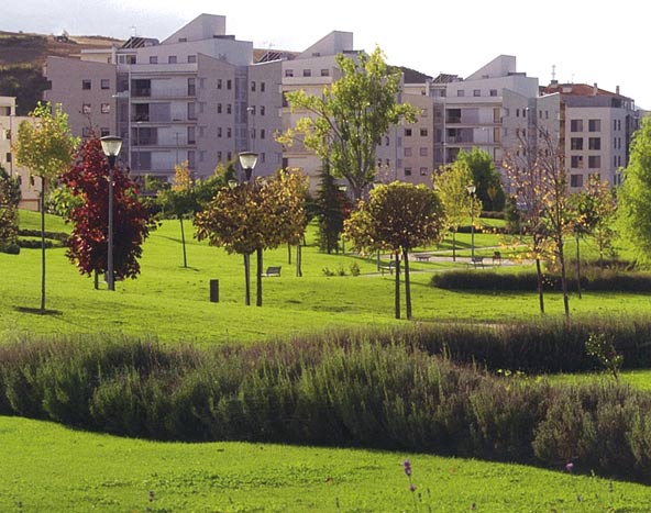 Viviendas coronadas por placas solares en la 'eco-ciudad' de Sarriguren.