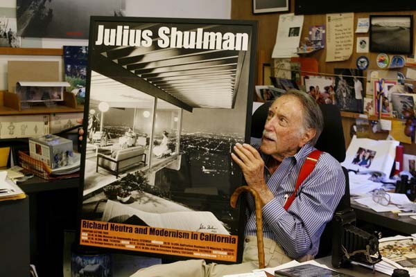 Julius Shulman muestra la tapa de un libro dedicado a sus fotografías, ilustarada con su obra maestra Case Study House N22 Foto:Julius Shulman