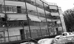 Los edificios del barrio de Almendrales se protegen con rejas hasta más de la tercera plant