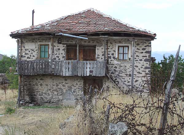 Una de estas viviendas abandonadas. (Foto: EFE)