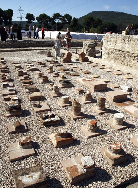 Pedestales de una columnata, Alcalá de Henares, España .- ÁLVARO GARCÍA